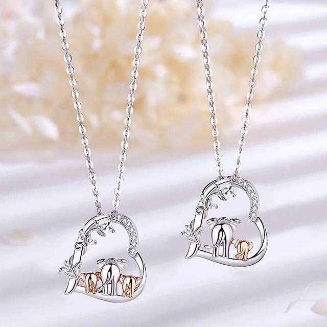 Un cadeau unique en metal precieux pour les amoureux des elephants et des colliers