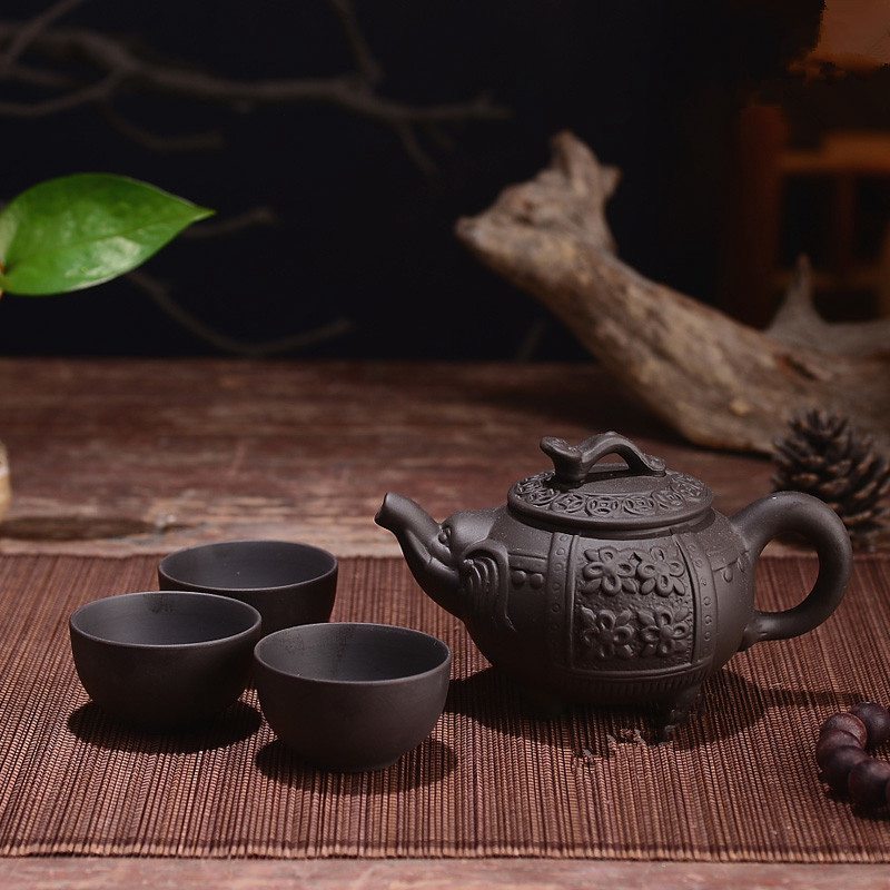 Theiere chinoise elephant ceramique et ses trois tasses, de couleur foncee