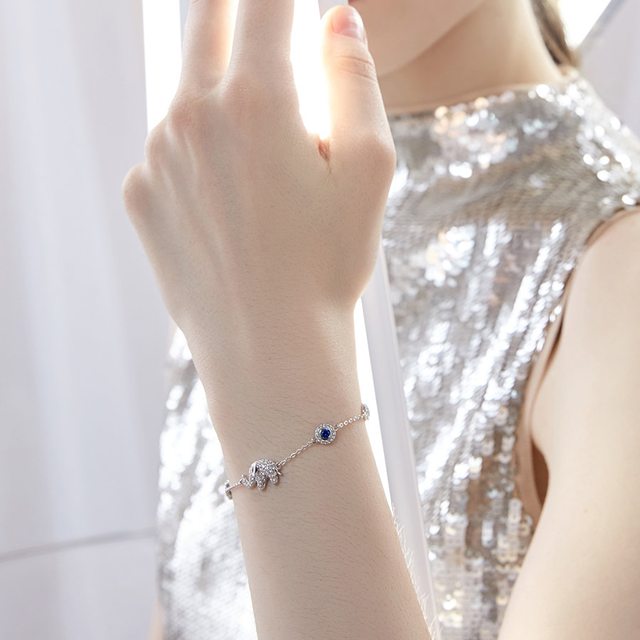 Bracelet éléphant en argent sur un poignet de femme