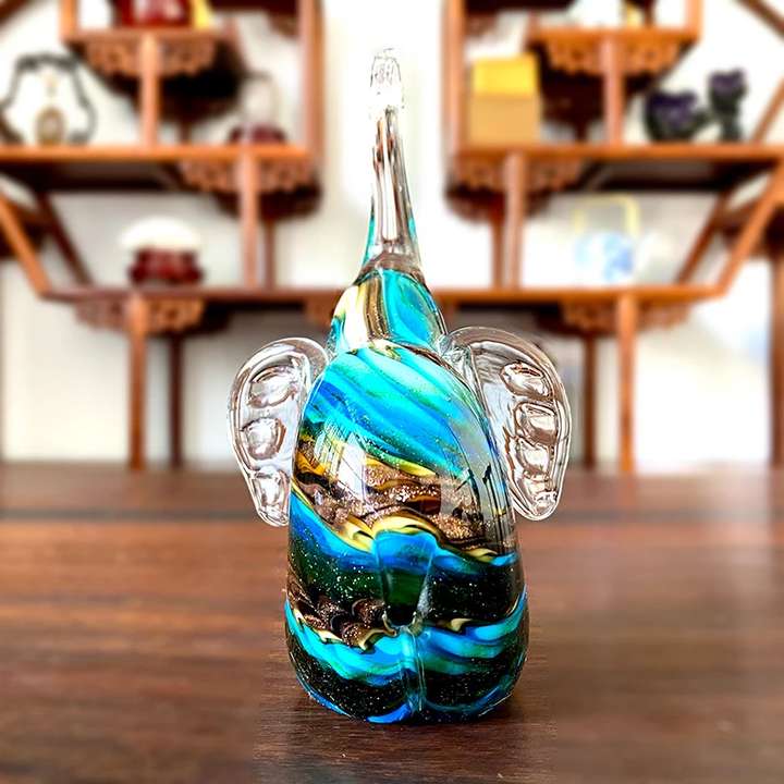 Figurine elephant en verre vue de derriere