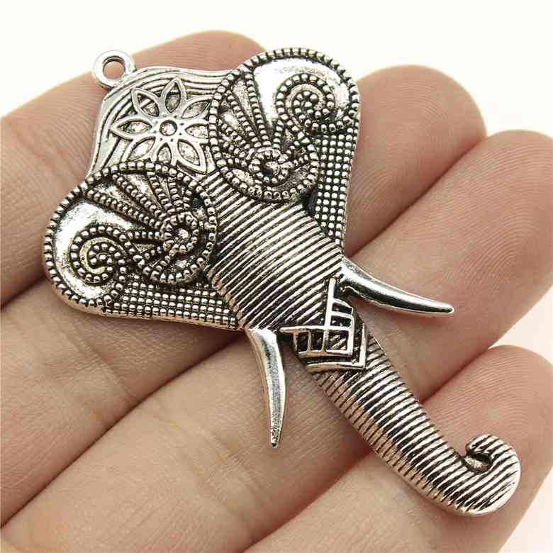 Prise en main du pendentif tête d'éléphant en argent antique