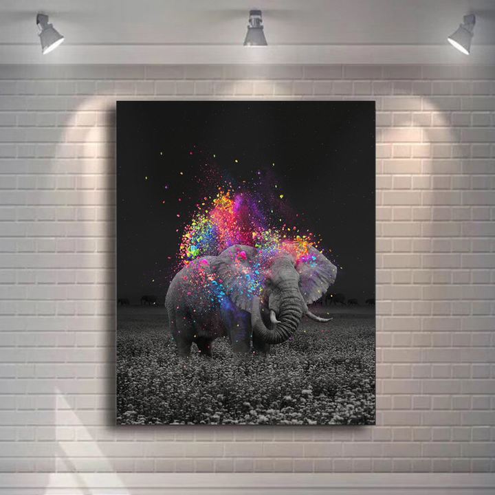 Photo elephant africain jetant des pétales de couleurs
