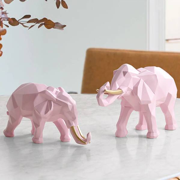 Les 2 statues pachydermes dans un environnement épuré. De l'art moderne !