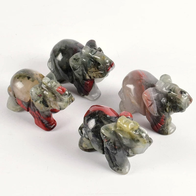 Statuette en pierre jaspe de sang