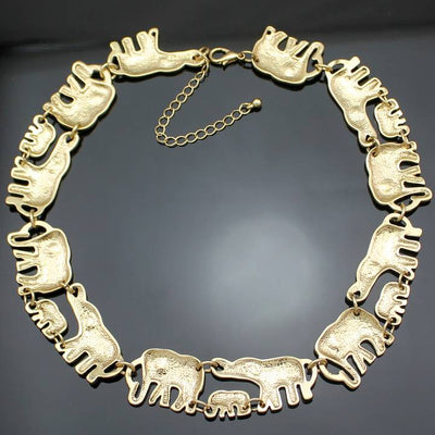 Vue arrière du collier troupeau d'éléphants jaune