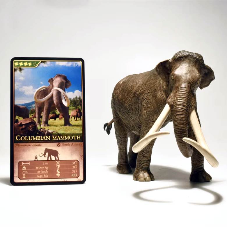 Création symbolique inspirée du Pléistocène, entre nature sauvage et design raffiné, avec sa carte de jeu