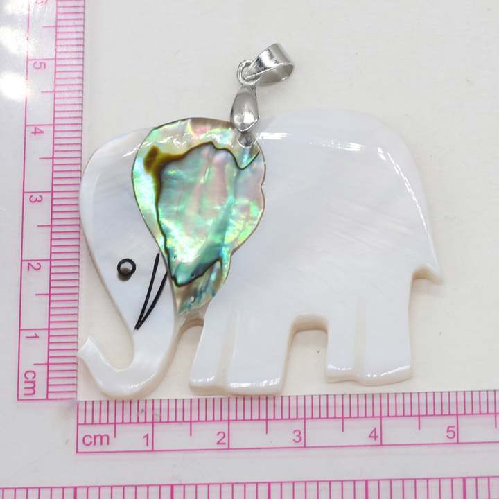 pendentif elephant en 5 couleurs differentes