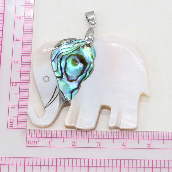 pendentif de pachyderme couleur nacre