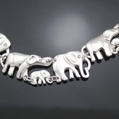 Détail du collier troupeau d'éléphants argent