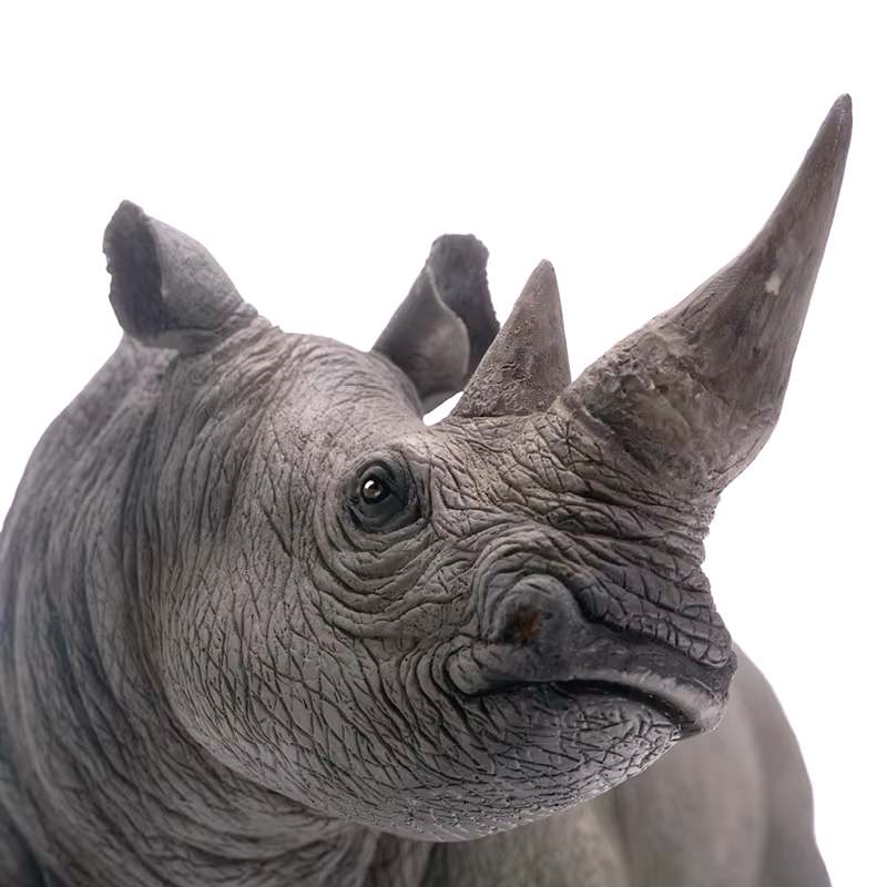 Détail de la corne et de la tête d'une statuette de rhinocéros, texture de kératine finement rendue.