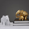 Statues elephants sur des livres