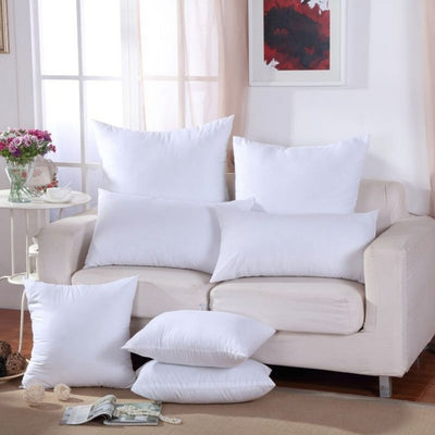 Plusieurs formats d'oreillers poses sur un canape