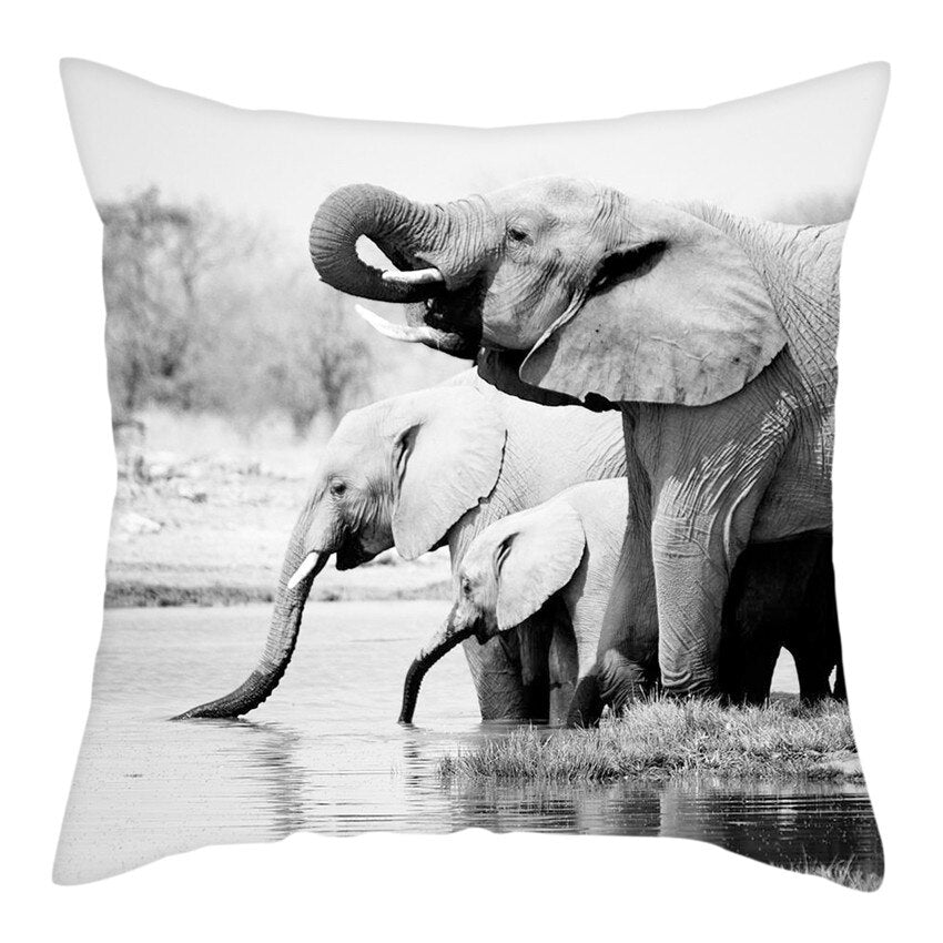 Housse de protection pour coussin. Famille d'elephants près de la rivière.