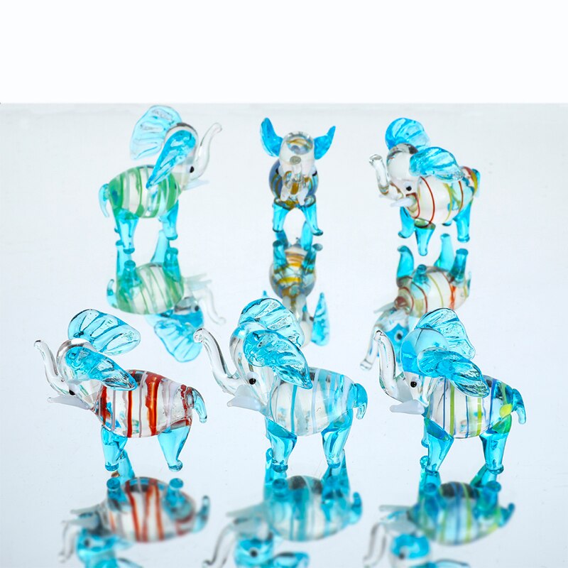 Statuettes bande d'elephants en verre refletees