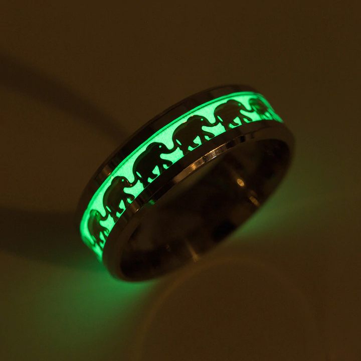 Bague motif éléphant lumineuse dans la nuit