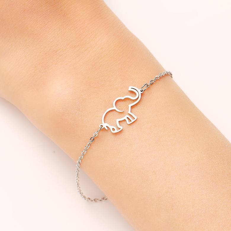 Bracelet éléphant couleur argent sur un bras de femme