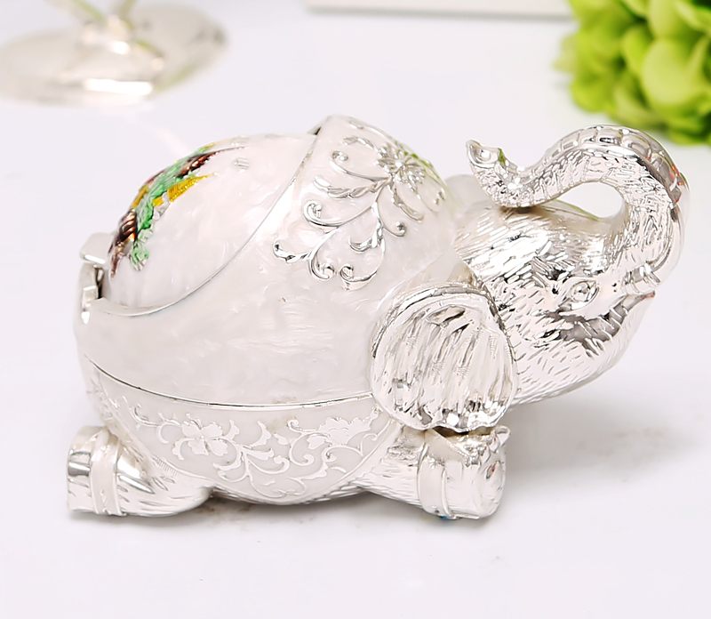 Cendrier couleur blanc et argent