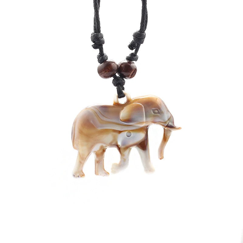 Collier tribal éléphant d'Afrique aux motifs marbrés