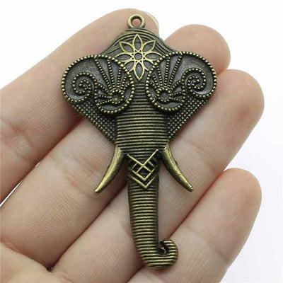 Prise en main du pendentif tête d'éléphant en bronze antique