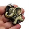 Porte-clef elephant cartoon dans une main