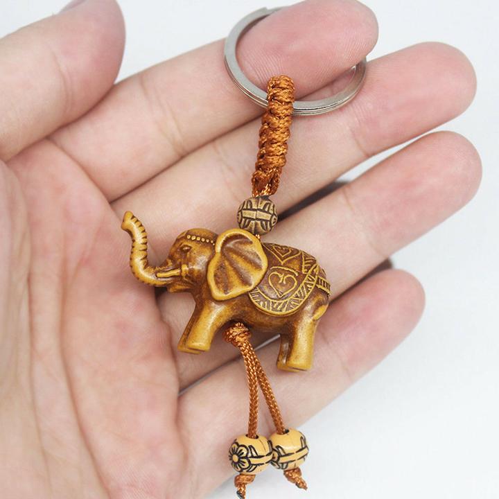 Porte-clef elephant bois dans une main