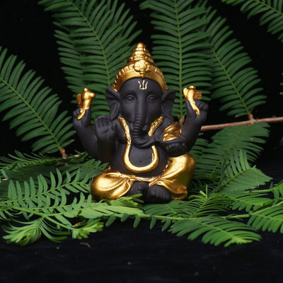 Statue Ganesh en céramique, vue de face, en coloris doré