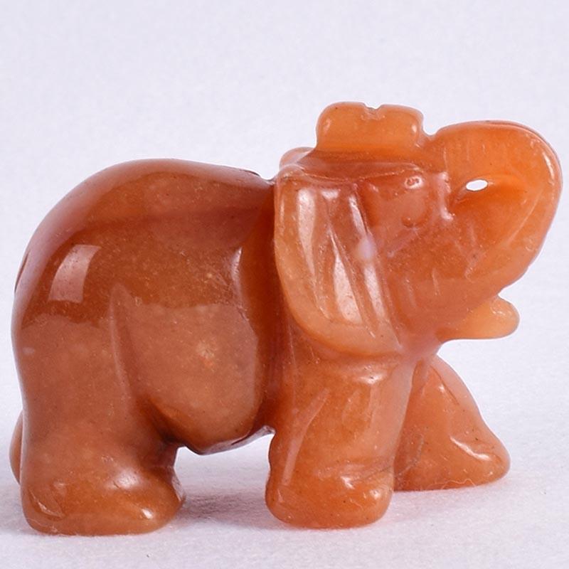 Statuette éléphant sculptée en pierre naturelle de type aventurine rouge