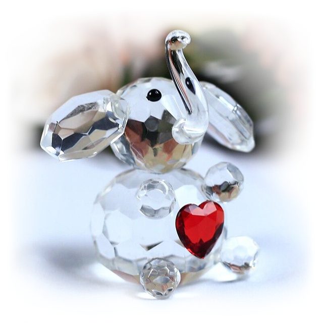 Statuette elephanteau cristal tenant un coeur