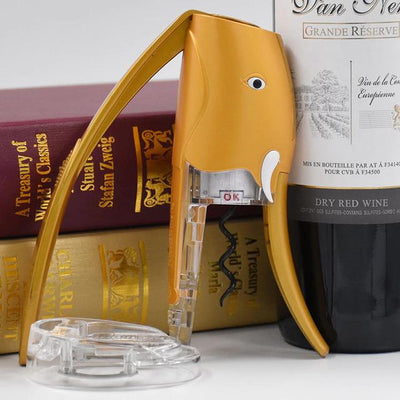 Tire-bouchon elephant contre une bouteille de vin